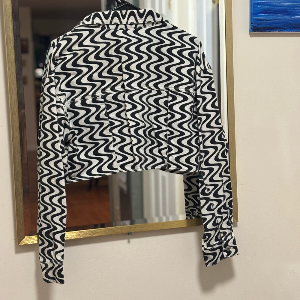 H&M Black and White Wavy Pattern Cropped Jacket - Picture 4 of 6